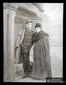 Hombre  y mujer frente a una puerta