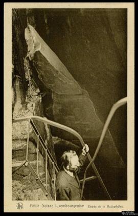 Tarjeta postal de un explorador en la entrada a la Raüberhöhle, lit. Cueva de los Ladrones,  cerc...