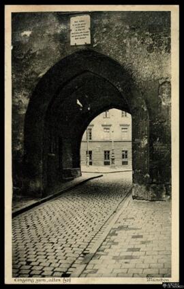 Tarjeta postal del arco de entrada hacia el complejo arquitectónico histórico Alten Hof de Múnich...
