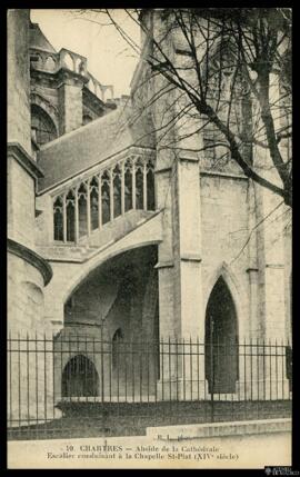 Tarjeta postal de vista exterior de la escalera conducente a la Capilla Saint-Piat y el Ábside de...