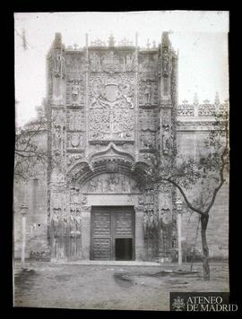 Entrada a ¿la iglesia? de San Miguel de Li...