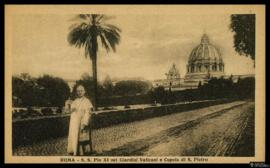 Tarjeta postal de retrato de Su Santidad Pío XI en los Jardines del Vaticano con vista hacia la C...