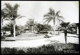 Vista de un jardín con fuente. "Plaza de los Treinta y Tres"