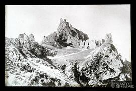 Montañas con ruinas en la cima