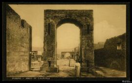 Tarjeta postal del Arco de Calícula de Pompeya editada por P. Beccarini en la misma ciudad para e...