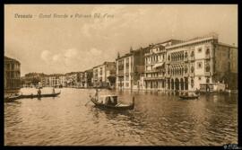 Tarjeta postal de escena costumbrista de gondoleros en el Canal Grande de Venecia junto al Palazz...