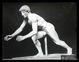 
Escudero agachándose para caber en el ángulo del frontón oriental del templo de Afaia en Egina. ...