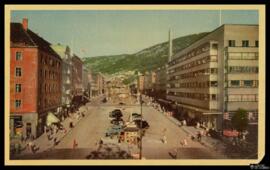 Tarjeta postal policromada de la Plaza Torvalmenningen de Bergen, fotografía de Ernst Schwitters ...