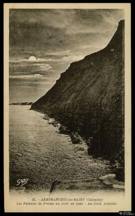 Tarjeta postal de los Falaises de Fresne en una noche de luna llena en Arromanches-les-Bains edit...