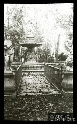 Fuente de Hércules en el Jardín de la Isla en Aranjuez