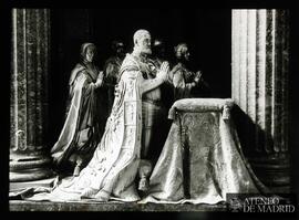 
Monasterio de El Escorial. Iglesia panteón. León y Pompeyo Leoni: "Monumento funerario de C...