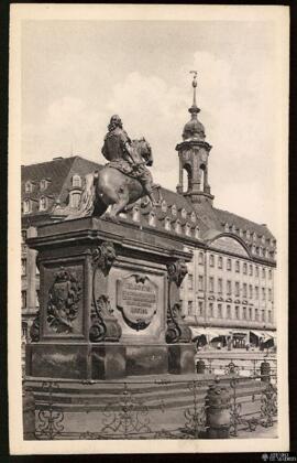 Tarjeta postal de vista exterior del Ayuntamiento y el Monumento ecuestre a Augusto II de Polonia