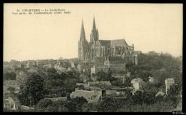 Tarjeta postal de vista panorámica del lado sur de la Catedral de Chartres desde la zona elevada ...