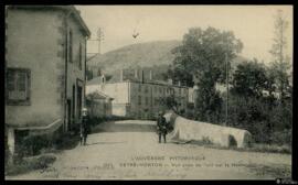 Tarjeta postal de vista exterior junto al puente sobre el río Monne en Veyre-Monton editada por E...