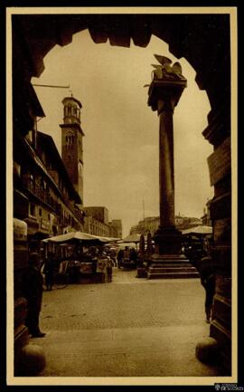 Tarjeta postal de escena costumbrista urbana de un mercado en la Piazza Erbe de Verona editada po...