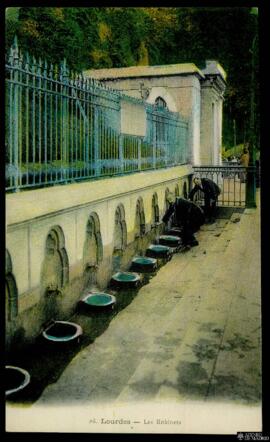 Tarjeta postal a color de las fuentes de agua milagrosa de Lourdes editada por el Palais du Rosai...