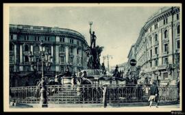 Tarjeta postal de escena costumbrista urbana junto a la Fontana Medina de la Piazza della Borsa d...