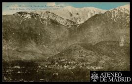 Tarjeta postal a color de vista panorámica de Vernet-les-Bains y el paisaje circundante del maciz...