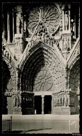 Tarjeta postal de vista exterior del Gran Portal y el Rosetón de la Catedral de Notre-Dame de Rei...