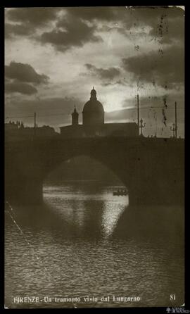 Tarjeta postal circulada de un atardecer en Florencia visto desde el paseo fluvial remitida a Mrs...