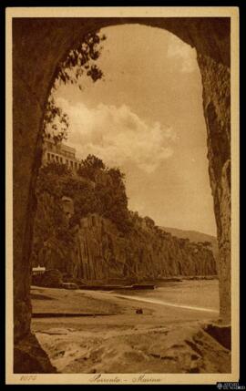 Tarjeta postal de vista del paisaje de la Bahia de Marina Grande en Sorrento editada por L. & L.