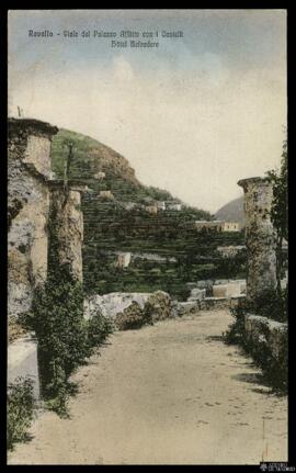 Tarjeta postal policromada del Viale del Palazzo Affitto de Ravello con vista hacia el Castillo y...