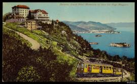 Tarjeta postal a color de un tren pasando por las vías ferroviarias junto al Grand Hôtel Moltaron...