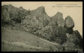 Tarjeta postal de vista del paisaje de la formación rocosa del Rocher de Carlat en la región de A...