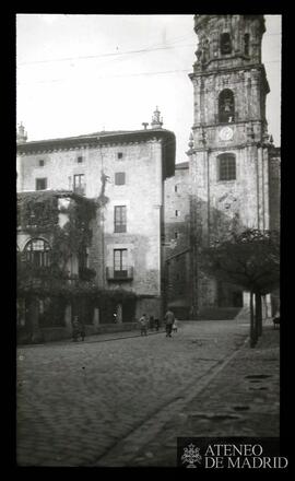 Calle e iglesia en segundo plano