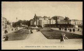 Tarjeta postal de escena costumbrista urbana en el dique de Boulogne-sur-Mer junto al Casino edit...