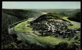 Tarjeta postal a color de vista aérea de Frahan editada para el Auberge du Chalet Ardennais y rem...