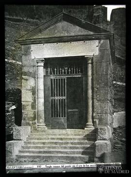 
Templo romano del puente con el ara de los sacrificios de  Alcántara (Cáceres).
