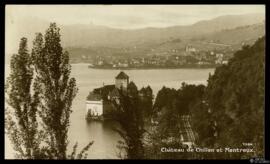 Tarjeta postal circulada de vista general del Castillo de Chillon y Montreux editada por Perroche...