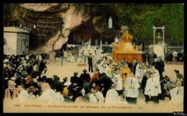 Tarjeta postal a color de escena costumbrista de la procesión de la virgen de Lourdes frente a la...