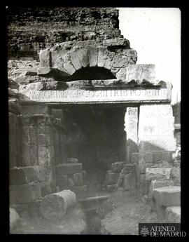 Galería e inscripción del lado derecho del Teatro romano de Mérida