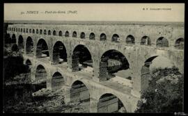 Tarjeta postal a color de vista panorámica del Pont du Gard de Nimes editada por los Berthaud Frè...