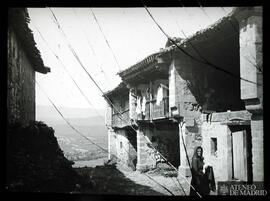 Casas rurales y mujer en primer plano