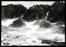 Montañas nevadas y lago