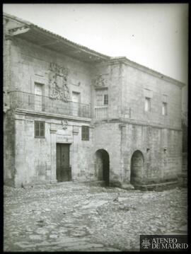 Fachada de una casa rural con escudos