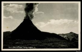 Tarjeta postal de vista panorámica del Monte Vesubio en erupción editada por Brunner & C. en ...