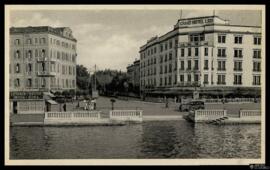 Tarjeta postal de fotograbado de vista exterior del Approdo Vaporetti y el Grand Hotel de la Isla...