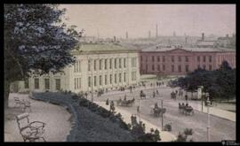Tarjeta postal policromada de vista exterior de la Universidad de Christiania, actual Oslo