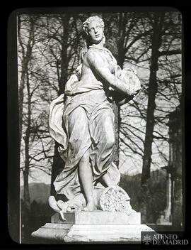 
Thierri, Jean: Escultura que representa a África,  en los Jardines del Real Sitio de San Ildefonso
