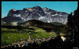 Tarjeta postal policromada de vista general de Cortina d'Ampezzo y la cadena montañosa Trofane, f...