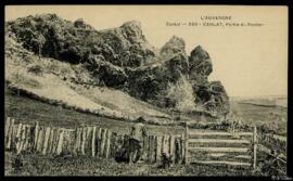 Tarjeta postal de vista del paisaje de la formación rocosa del Rocher de Carlat en la región de A...