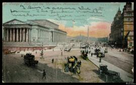 Tarjeta postal circulada a color de escena urbana costumbrista junto al St. Georges Hall y el Wel...