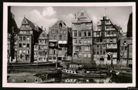 Tarjeta postal de vista exterior de antiguas casas junto al canal Nikolaifleet en Hamburgo editad...