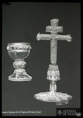 Cáliz de la infanta Doña Urraca y cruz con filigranas de oro perteneciente a la colegiata de San ...