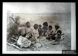 Grupo de mujeres y niños indígenas ¿americanos?