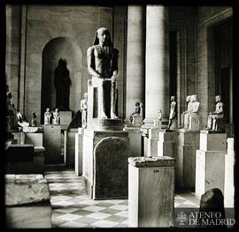 Estatua de Ramsés en el Museo del Louvre (París)